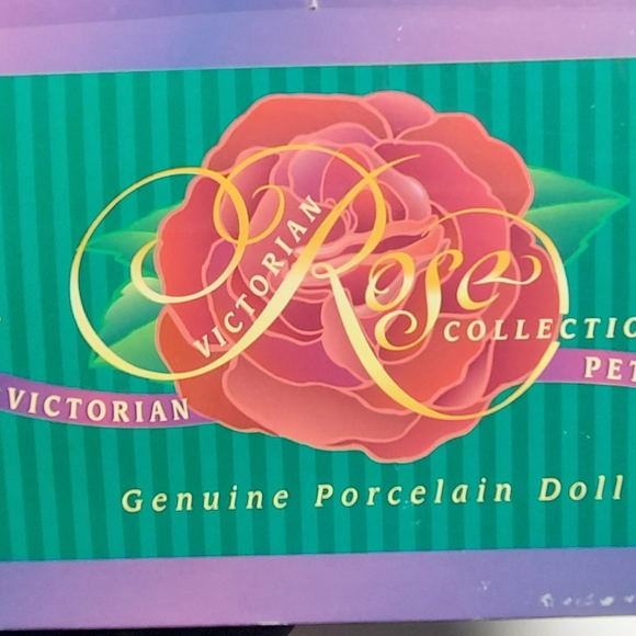 2001 Victorian Rose Collection Brass Key #13501 Poseable Porcelain Doll W/ Stand - Picture 11 of 11
